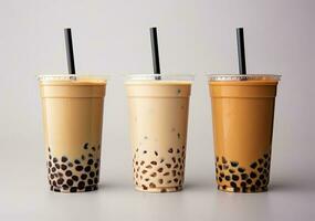 generatief ai illustratie van Product foto van 3 plastic cups van boba melk thee, met bubbels, plezier, solide zacht pastel achtergrond