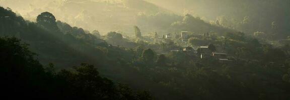 majestueus berg landschap in de noorden west Vietnam. foto