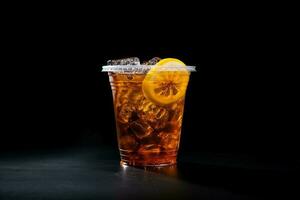 bevroren citroen thee Aan plastic meenemen glas geïsoleerd Aan donker achtergrond. ai gegenereerd foto