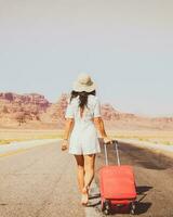 schattig jong vrouw reiziger Aan weg droom over reizen buitenshuis. wijnoogst reizen zorgeloos vakantie toerisme concept foto