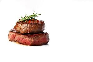 rundvlees steak medium gegrild geïsoleerd Aan wit achtergrond met kopiëren ruimte. ai gegenereerd foto