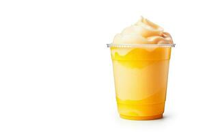 mango smoothie milkshake in plastic meenemen kop geïsoleerd Aan wit achtergrond met kopiëren ruimte. ai gegenereerd foto