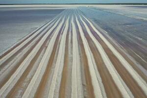 zout oogst in zout lagune de mijne, salinas grandes de hidalgo, la pampa, Patagonië, Argentinië. foto