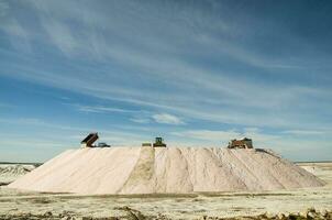 vrachtwagens lossen rauw zout massa, salinas grandes de hidalgo, la pampa, Argentinië. foto