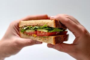 hand- Holding smakelijk belegd broodje Aan een wit achtergrond. ai gegenereerd foto