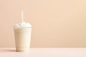 vanille milkshake in plastic meenemen kop geïsoleerd Aan pastel achtergrond met kopiëren ruimte. ai gegenereerd foto