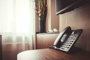 telefoon Bij de bureau in hotel kamer. foto