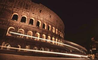 Rome, Italië Bij de colosseum amfitheater Bij nacht. lang blootstelling foto. foto