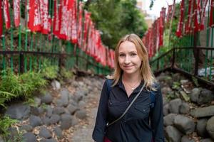 Kaukasisch meisje in een heiligdom in Tokyo foto