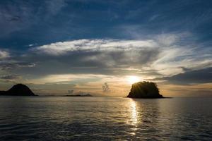 zonsondergang in Labuan Bajo in Indonesië foto