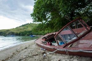 kapotte boot op het strand van labuan bajo foto