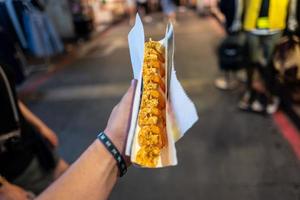 garnalen op een stokje op de avondmarkt van taipe foto