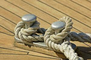 afgemeerd boot - touw vastmaken naar een schoenplaat foto