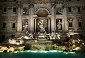 fontein di Trevi Bij nacht foto