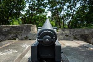 een kanon in een fort in tainan in taiwan foto