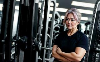 gezond midden- oud dame vrouw in sport slijtage Bij Sportschool, generatief ai foto