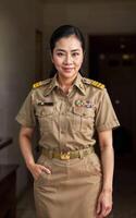 foto van midden- oud Aziatisch vrouw in Thais leraar uniform, generatief ai