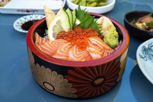 wat smakelijke zalmkaviaar en sashimi foto