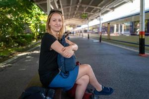 blonce meisje lacht op nikko treinstation foto