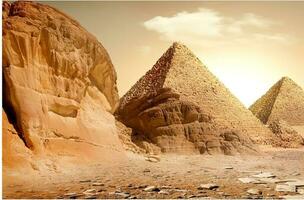 piramide en bergen foto