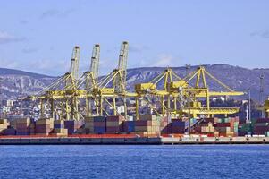 containers en kranen Bij de haven foto