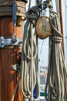 oud zeilboot dichtbij omhoog foto