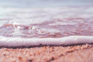 tropisch zomer strand zand en mooi lucht met kokosnoot palm boom achtergrond. foto