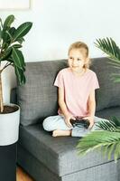 meisje spelen video spel Bij huis foto