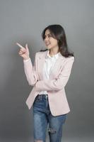Aziatische zakenvrouw is slim, portret in studio grijze achtergrond foto