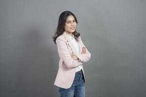 Aziatische zakenvrouw is slim, portret in studio grijze achtergrond foto