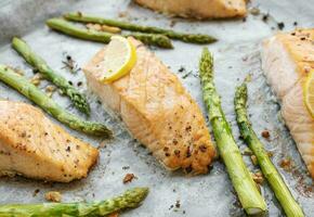 gebakken heerlijk Zalm, groen asperges en citroen in pan foto