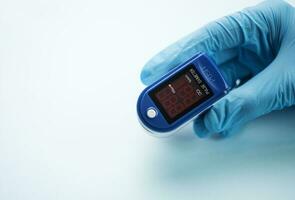 pulse oximeter in dokter hand- foto