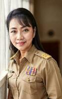 foto van midden- oud Aziatisch vrouw in Thais leraar uniform, generatief ai