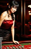 midden- oud Aziatisch vrouw Bij luxe casino, generatief ai foto