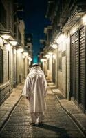rijk Arabisch zakenman in traditioneel wit kleding in nacht straat achtergrond, generatief ai foto