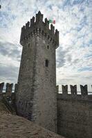 Castello scaligero vert. scala aan kasteel in sirmione foto