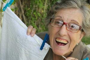 een oud glimlachen vrouw in de tuin foto