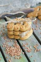 boekweit biscuits Aan een houten oppervlak. detailopname foto