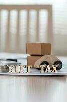 woord geschenk belasting samengesteld van houten brieven. foto