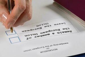 referendum stemming papier, zwart pen, en paspoort Aan de tafel. foto