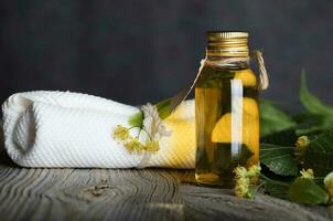 linde bloesems haar- shampoo in een glas fles. foto