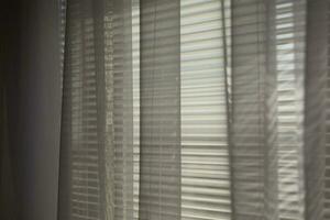 grijs transparant maken gordijnen Bij breed jaloezie venster. foto