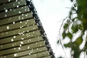 regen stromen naar beneden van de dak. detailopname. de regenachtig seizoen foto