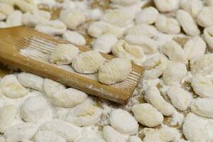 koken eigengemaakt gnocchi Aan de tafel, Italiaans traditie foto