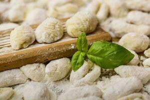koken eigengemaakt gnocchi Aan de tafel, Italiaans traditie foto
