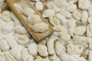 koken eigengemaakt gnocchi Aan de tafel, Italiaans traditie foto