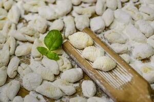 koken eigengemaakt gnocchi Aan de tafel, Italiaans traditie foto