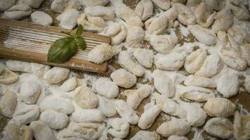 koken handgemaakt gnocchi Aan de tafel, Italiaans traditie foto