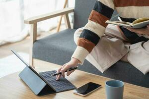 Aziatisch meisje studenten studie online, blijven Bij huis, docent, video telefoongesprek, en zoom online. gelukkig Aziatisch meisje aan het leren Engels online met laptop computer, tablet en mobiel telefoon. online aan het leren concept. foto