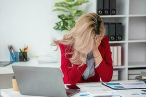 concept burn-out syndroom. Aziatisch bedrijf vrouw voelt ongemakkelijk werken. welke is veroorzaakt door spanning, geaccumuleerd van niet succesvol werk en minder resting lichaam. raadplegen een specialist psychiater. foto